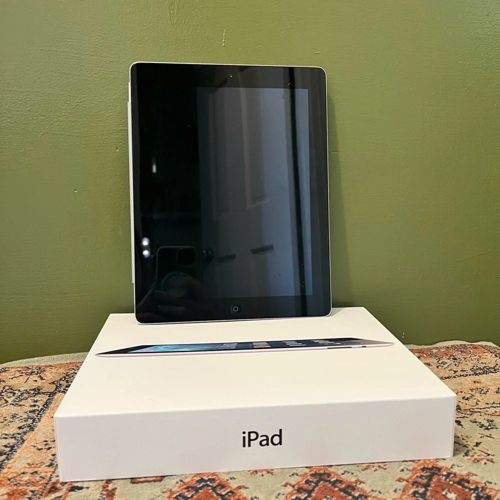 Apple iPad 2 16gb Bundle Charger /Case And Original Box Needs Factory Reset
